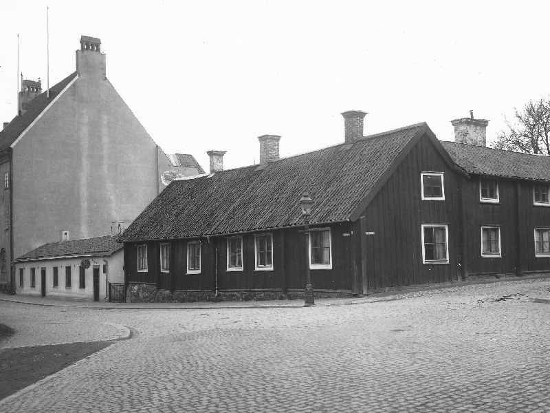 Svartvit bild från 1940-talets korsning Östra Kyrkogatan-Östra Kvarngatan med Ölstugan som ingick i Nyköpings cafébolag.