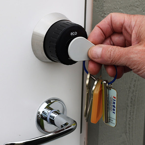 Bild på ett digitalt läs på en lägenhetsdörr som öppnas med tagg.