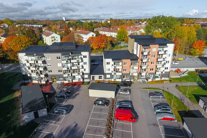 Drönarbild över Östra Kungsladugårdsvägen i Nyköping