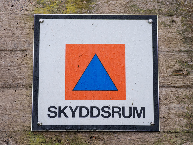 Bild på skylt som visar att det finns ett skyddsrum i fastigheten.