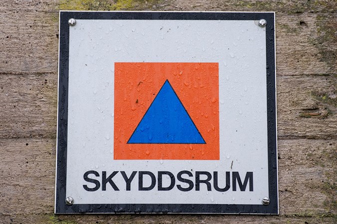 Bild på skylt som visar att det finns ett skyddsrum i fastigheten.