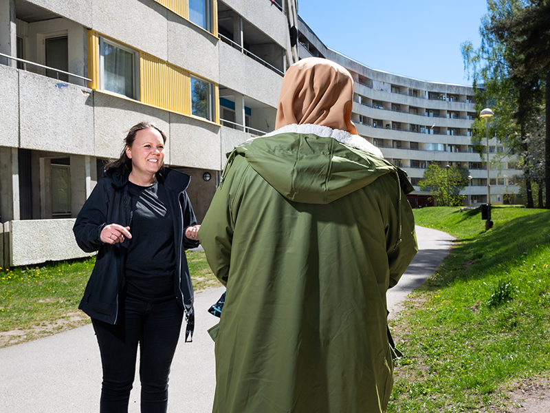 Maria Edenberg möter en hyresgäst utanför Ortvägen