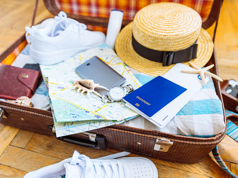 Öppen resväska som är full med packning.