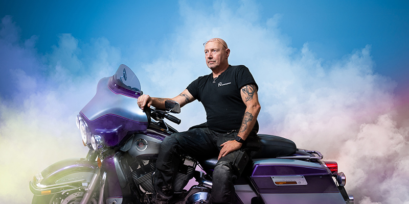 Janne Pettersson sitter på sin motorcykel.