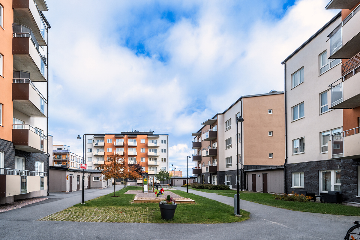 Gårdsbild från Nyköpingshems bostadsområde Tessin med kvartereb Ladugården och Stian.