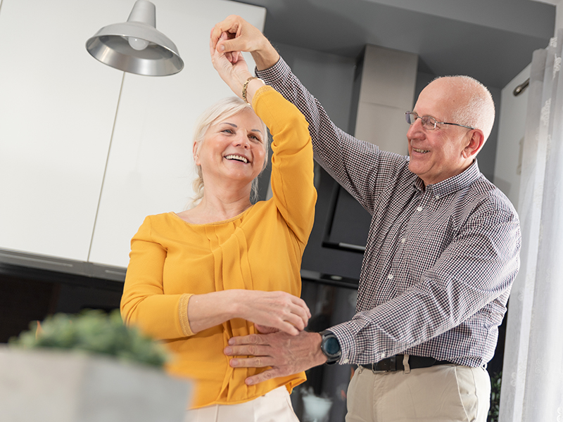 Äldre par som dansar med varandra.