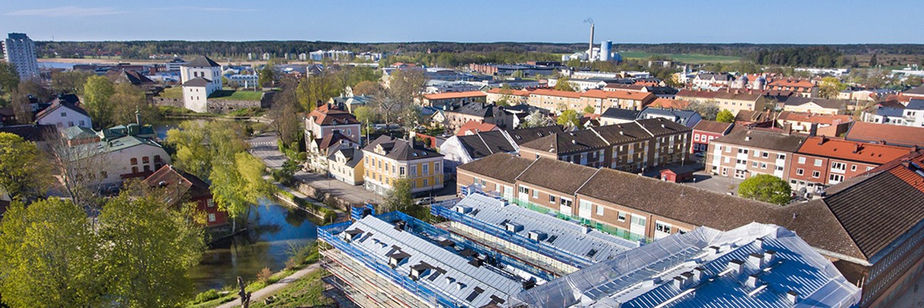 Flygfoto över Centrum Väster med kvarteret Åkroken och Nyköpingshus.