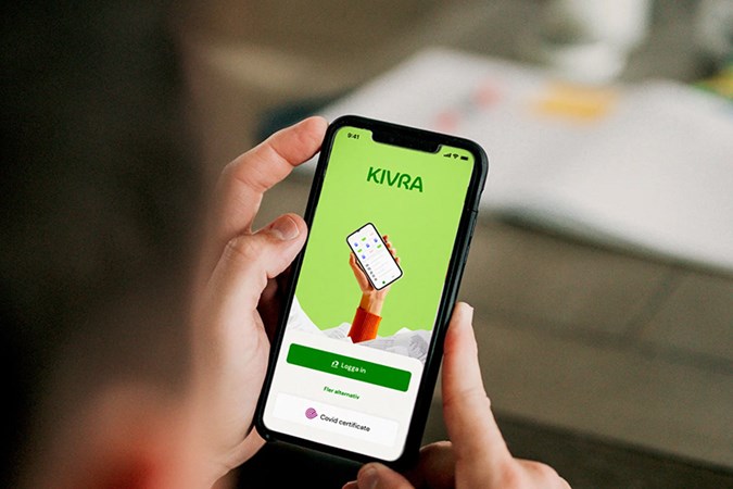 En person håller en mobiltelefon i sin hand och har öppnat appen för Kivra.