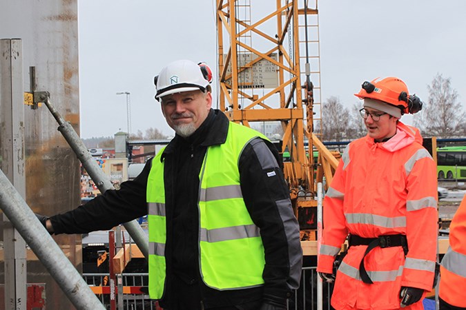 Vd Johan Eriksson och Peabs byggnadsarbetare Gustav Levin vid invigningen av ett nybygge.