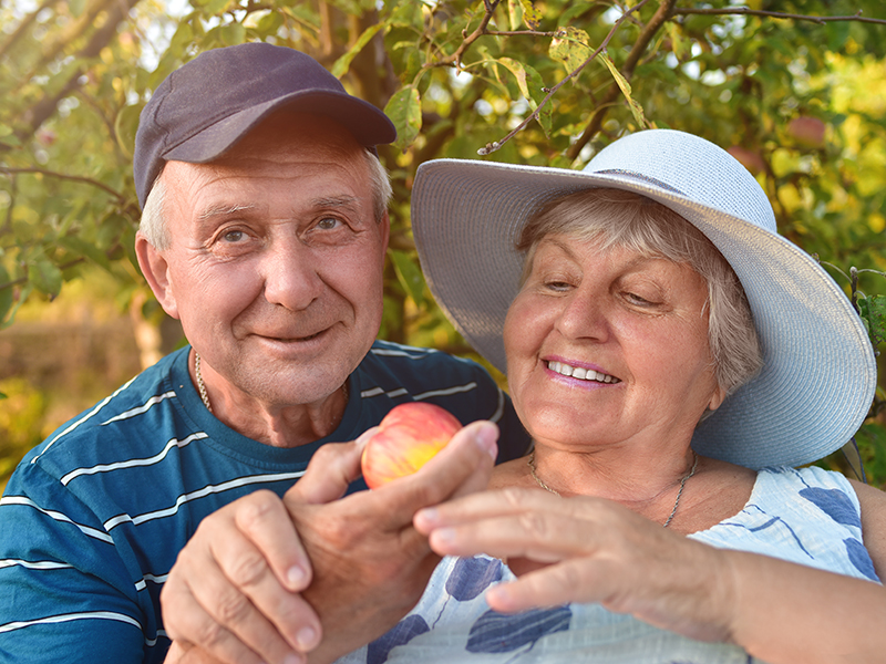 Äldre par som står tätt tillsammans.